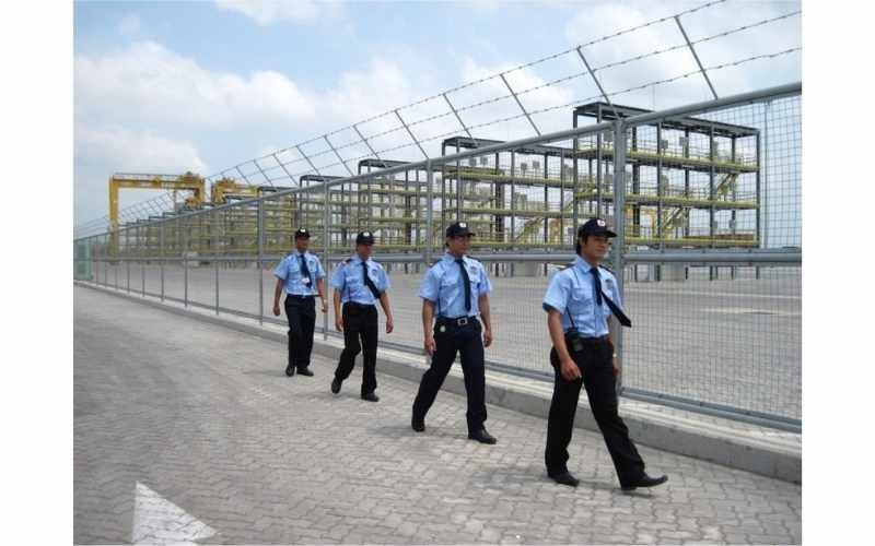 Nhân viên của dịch vụ bảo vệ cho khu công nghiệp Phú Hà sẽ tiến hành tuần tra khu vực chặt chẽ
